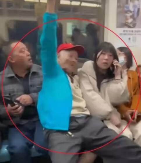 这事儿可太让人无语了！上海地铁9号线那个蓝衣大爷，放着空位不坐，非要强行坐人家姑