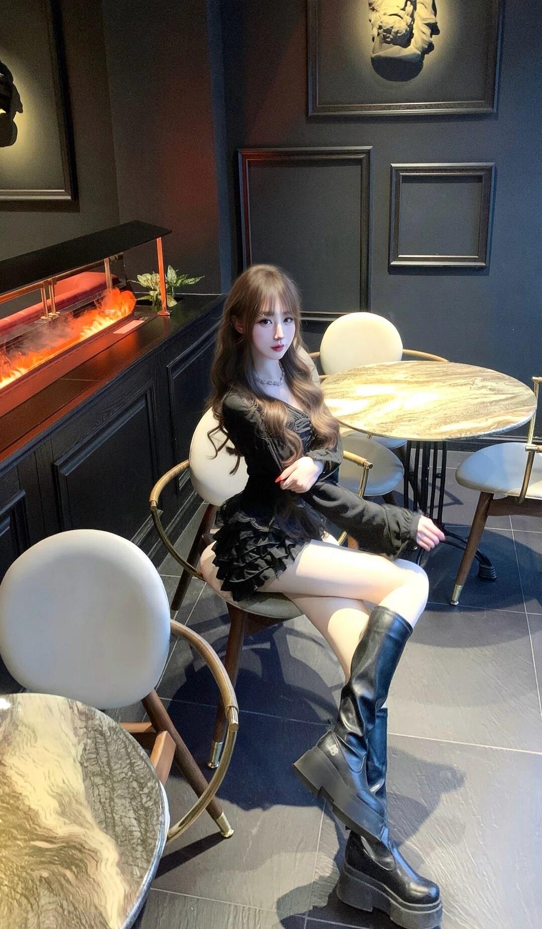 优雅黑裙与现代咖啡馆的完美融合，尽显时尚魅力！