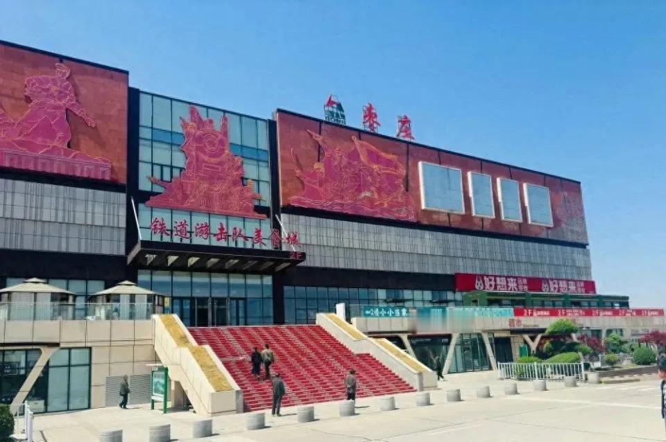 高速服务区五一承办近30场婚礼

在五一假期期间，一个高速公路服务区迎来了热闹的