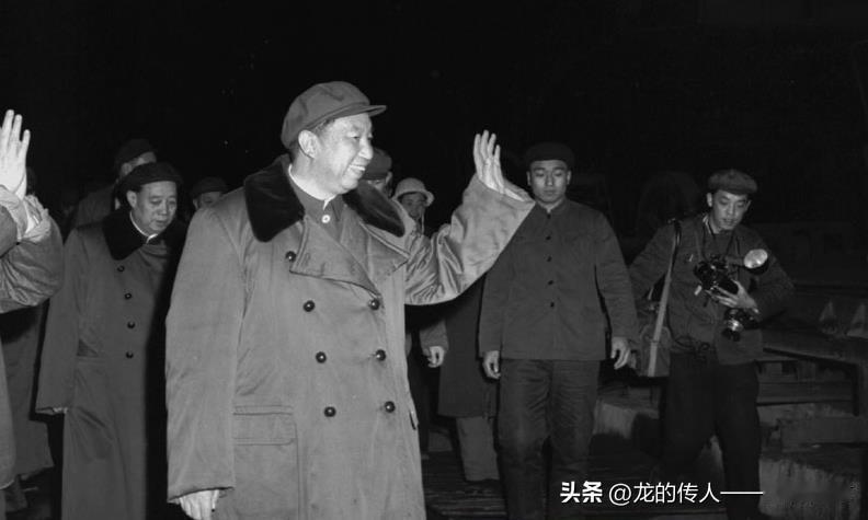 1978年春节，华国锋来到首都钢铁公司，频频向钢铁工人招手致意。