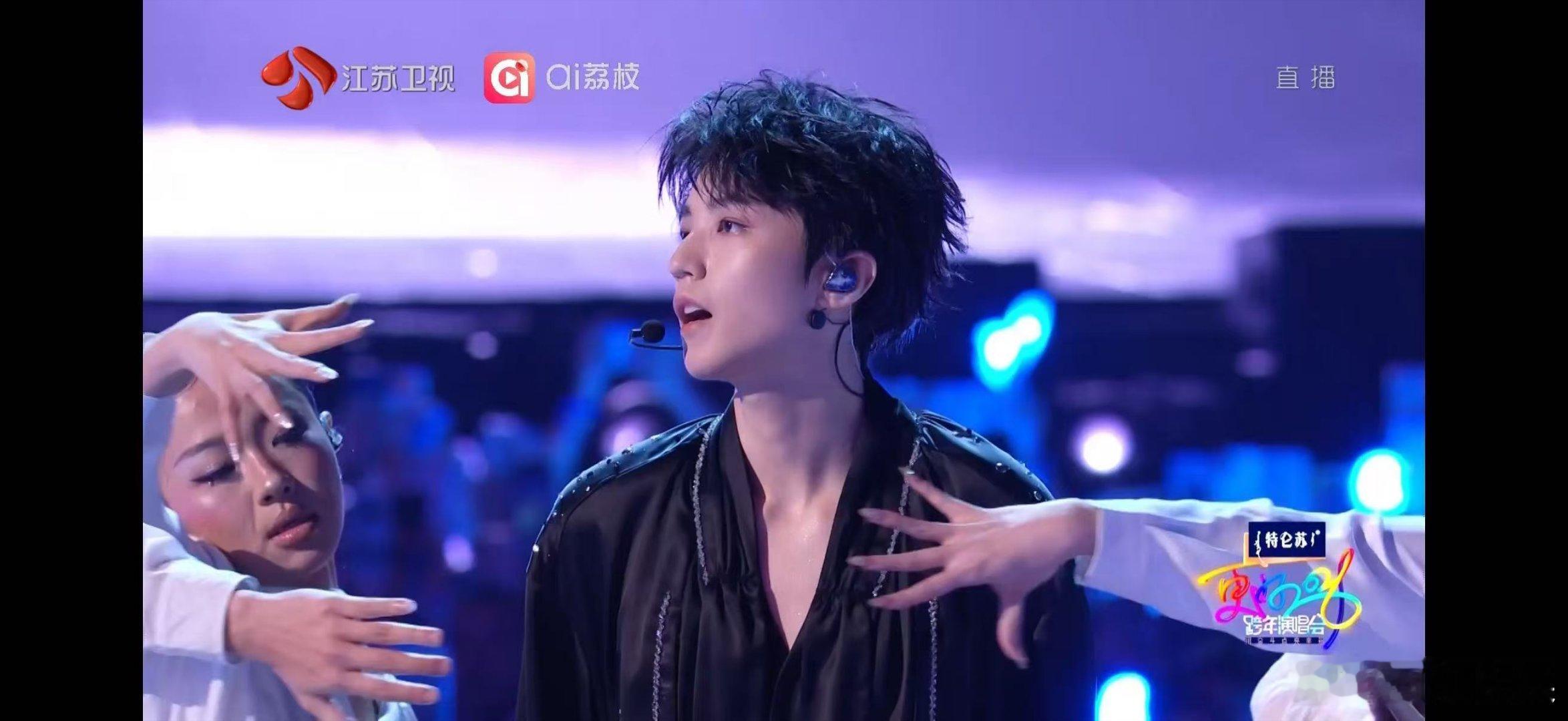 王俊凯跨晚边走边唱王俊凯beautiful跨晚舞台王俊凯beautiful跨晚舞