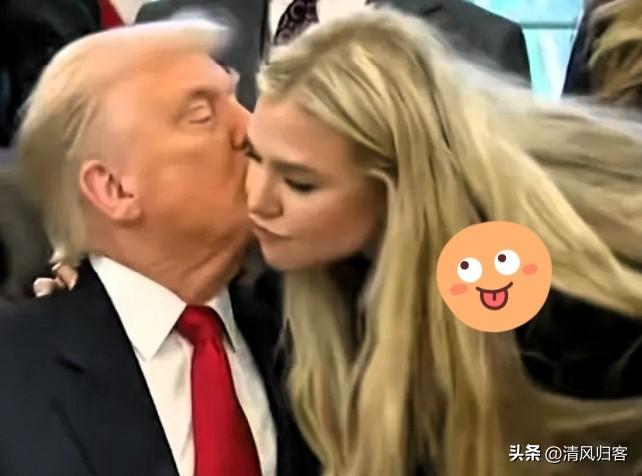 特朗普是一点也不避讳啊！！
在任命驻印度大使的仪式上，他签完字后，忽然无缘无故亲