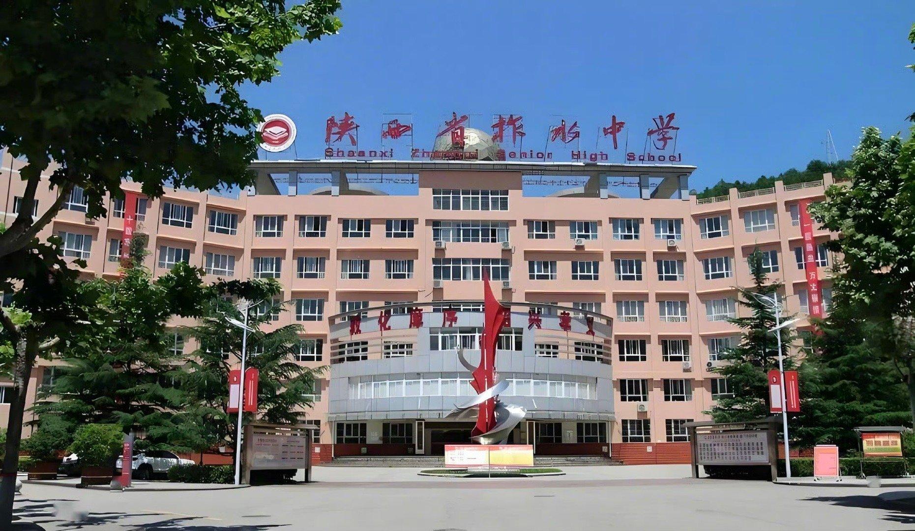 高一女生带手机被停课1个月，孩子肯定不对，但学校决定也不尽合理。停课需要一个月么