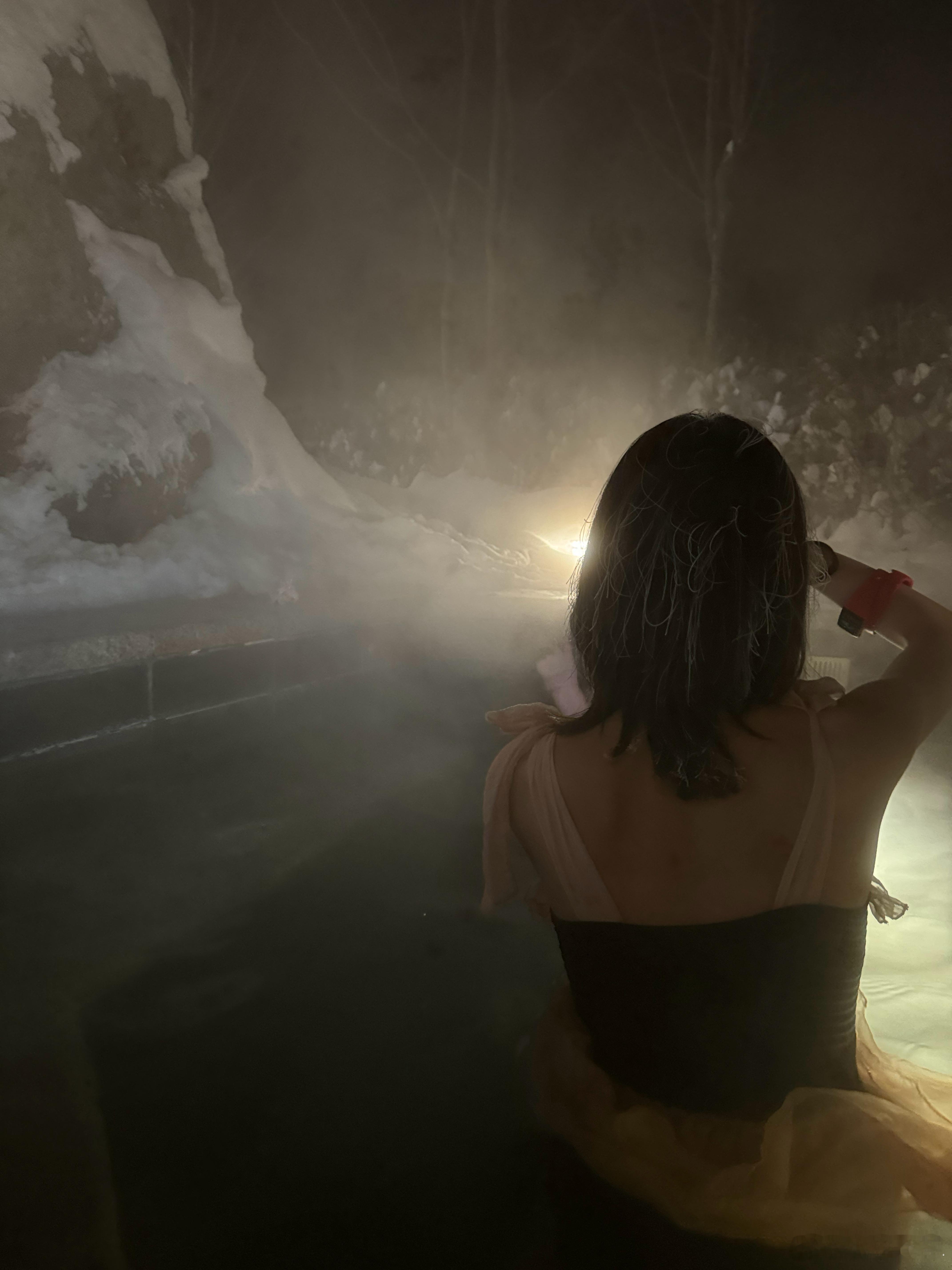 下雪了我自己泡温泉，结果来了两个女网红一顿拍照打卡，真烦人真想自己安静的泡一泡啊