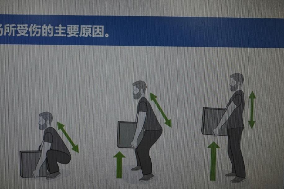 在外企上班发现，这里做事是真的细致，就连搬东西这样的小事，都专门做了对应的课程来