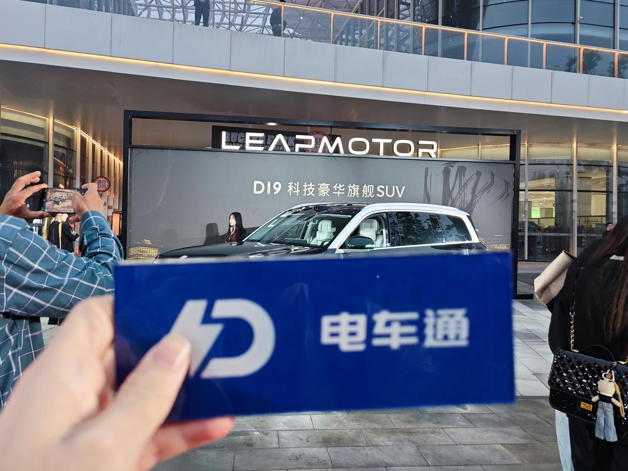 零跑D19将会在今晚正式上市，电车通受邀来到活动现场。一直以来，零跑都是以高性价