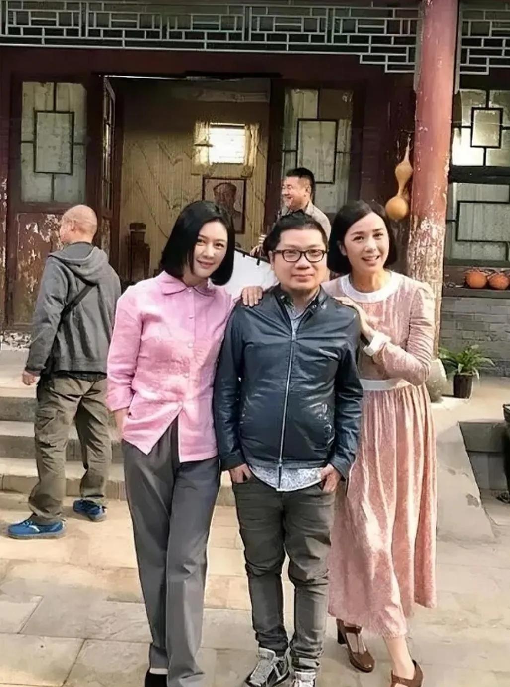 左边笑靥如花的是田海蓉，右边端庄优雅的是蒋雯丽，站在中间那位戴着眼镜，个头不高，