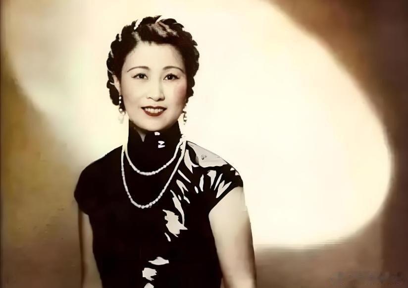 西江月 · 民国名媛严幼韵
      
复旦名黉研学，豪门淑女驱车。
锦袍逸韵