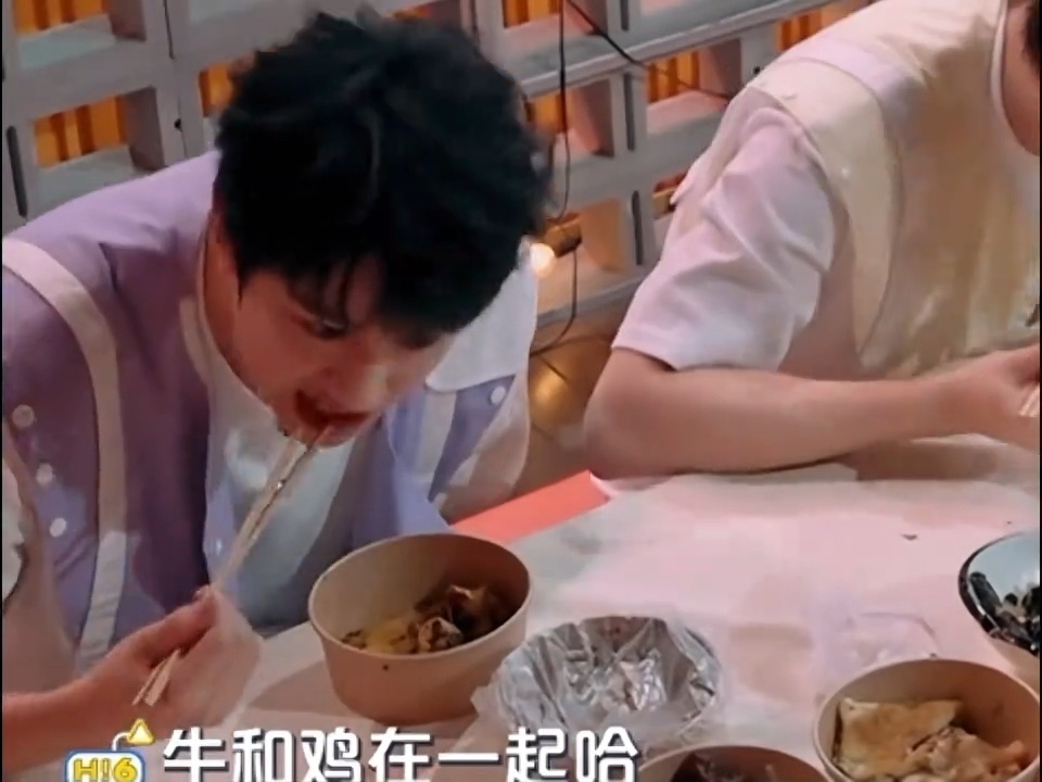 敖子逸被饭撒撑到扶墙出家乡美食大赛被家乡美食大赛馋住了 别人被饭撒是偶像挥手他挥