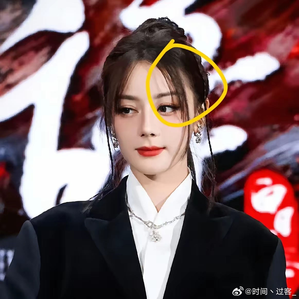 不愧是锁姐后内娱红毯女战神迪丽热巴在腾讯招商大会全黑西装惊艳亮相，在女明星千篇一
