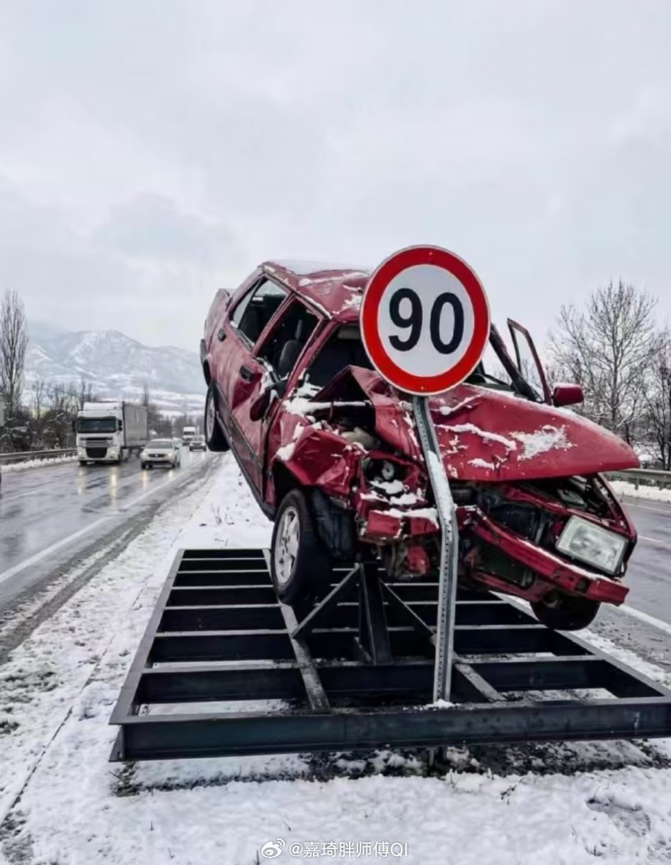 土耳其高速的指示牌有点意思，还真是前车之鉴，警示作用很明显大v聊车