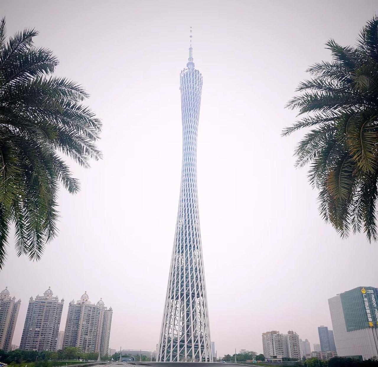 记录从白天等到晚上七点灯光慢慢亮起来的一瞬间。