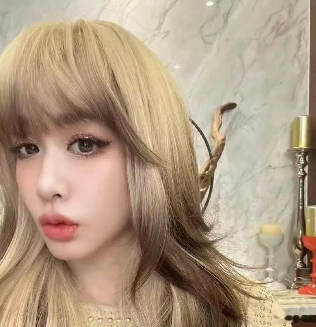 你能信?这是钟丽缇 她不服老，戴假发年轻二三十岁，看着比她大女儿还嫩，不知道去掉