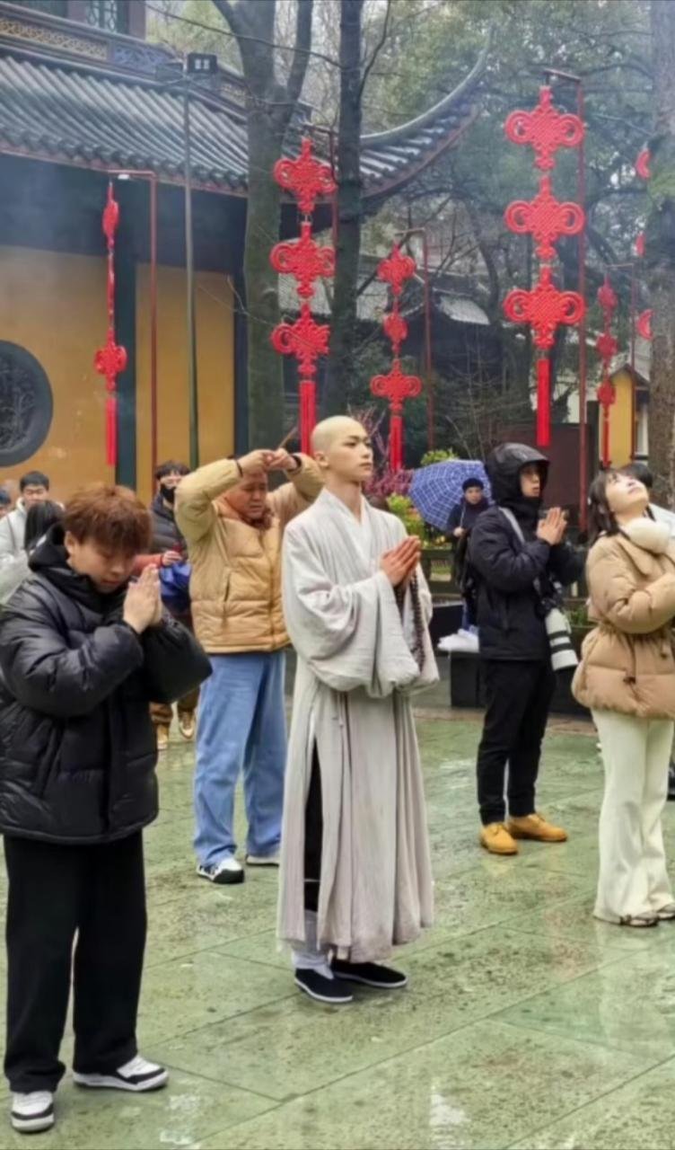 似乎是现实生活中的辩机，太清新脱俗了，已经完全融入角色了[泪][泪][泪][泪]
