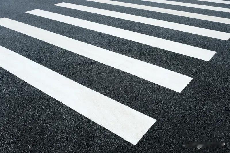 母亲携双娃过马路时遭遇惊魂一刻。监控画面显示，这位妈妈带着两个年幼的孩子在无信号