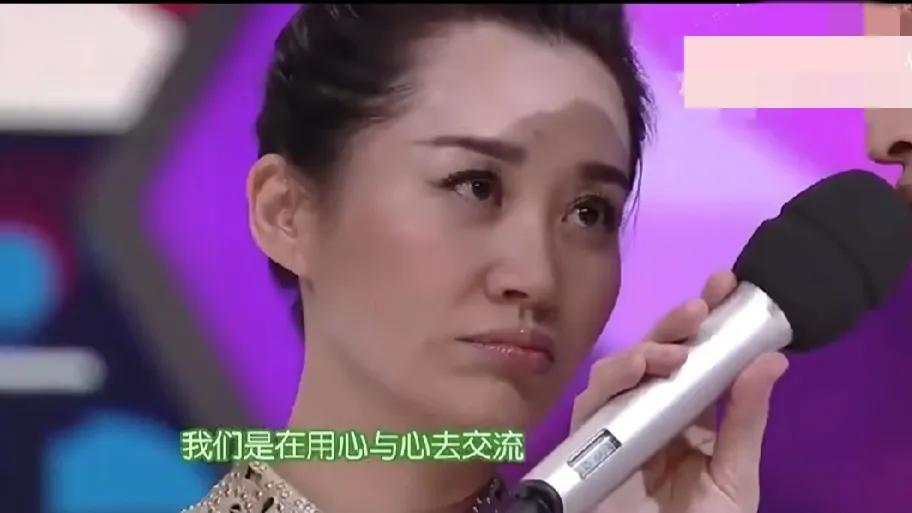 许晴到底在干什么[泪奔]这个世界上真的有人看别人说话要用这个表情吗？[what]