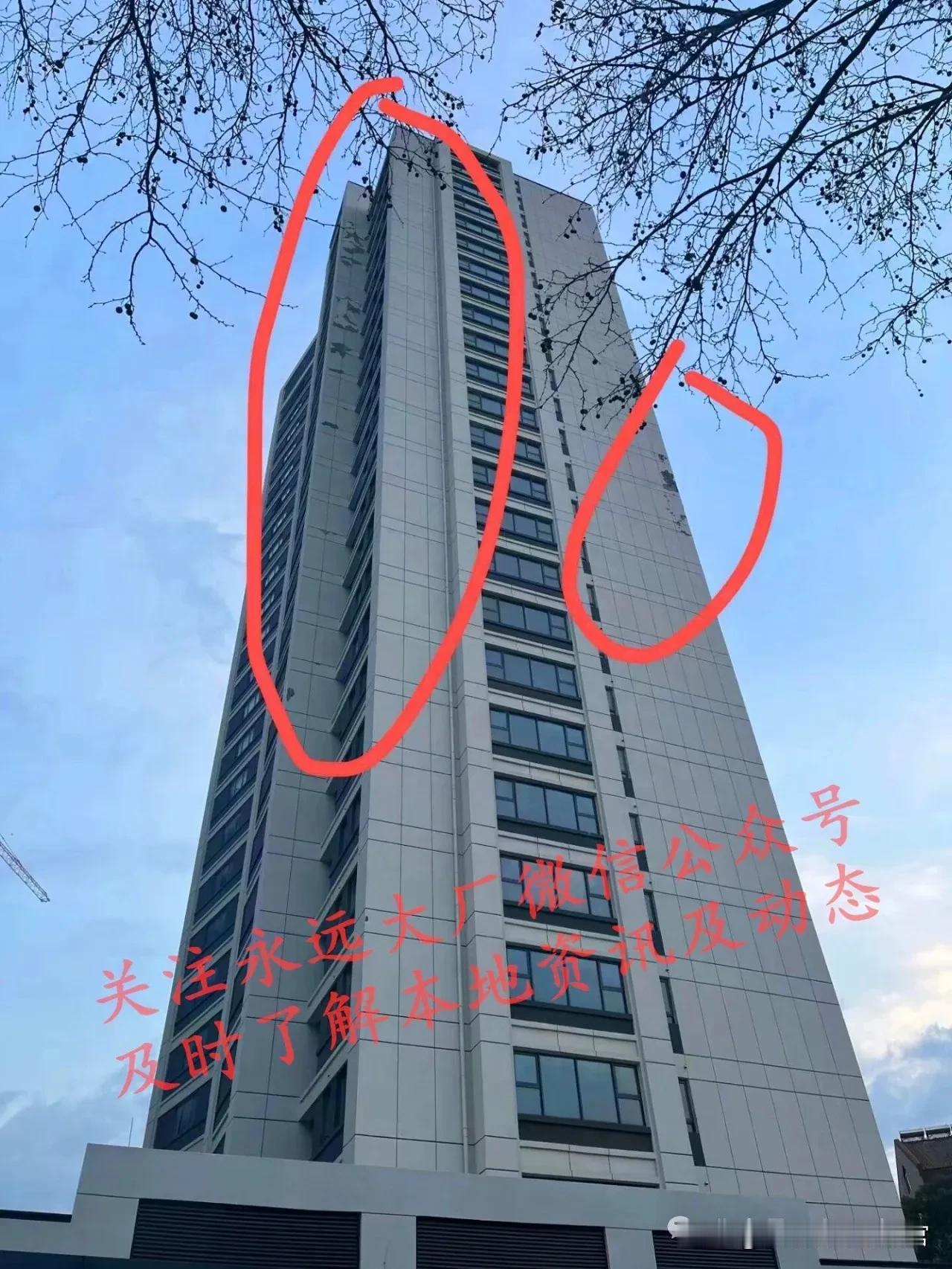 近日，我们接到一位网友的爆料，该网友称：自己在路过位于大厂新华四村附近的新楼盘弘