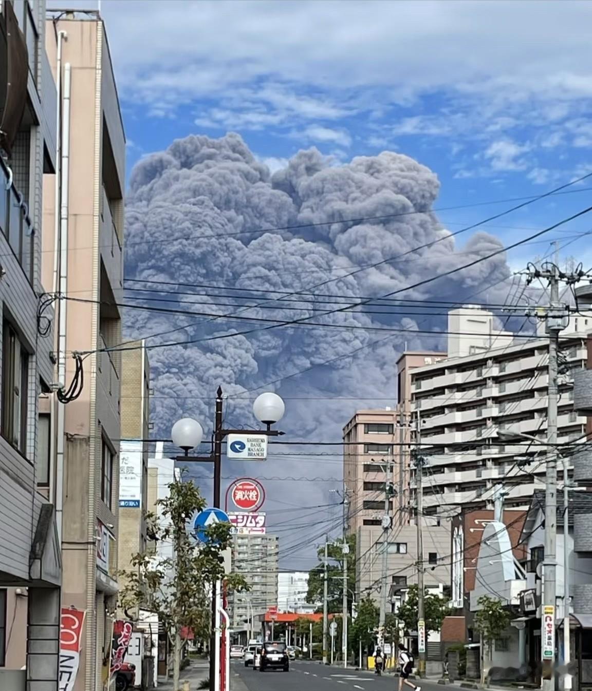 惊‼️日本火山再喷发，鹿儿岛降下火山灰雨，白天宛如黑夜❌
近日日本樱岛火山再度喷