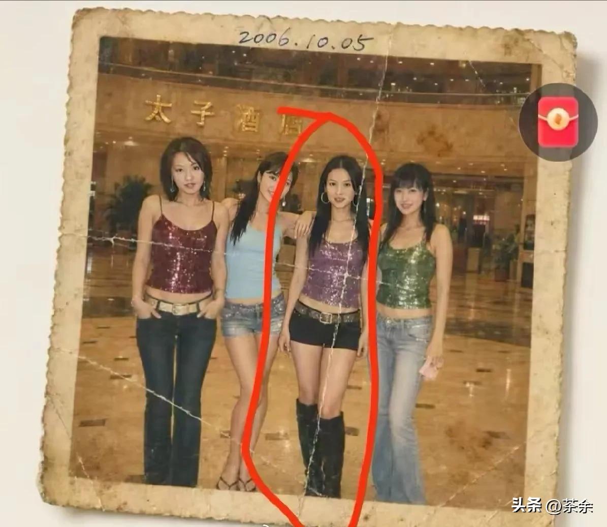 2006年，东莞太子酒店前的合影。
20年过去了，如今她们散落在哪里
