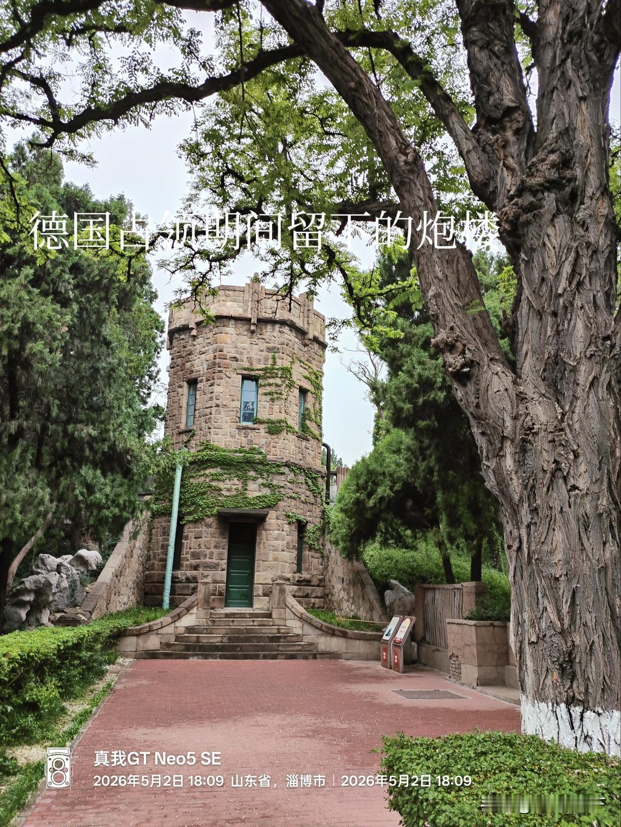 昨天晚上路过西山公园。看到了德国鬼子留下的炮楼，日本鬼子留下的神社和凉亭。

尽