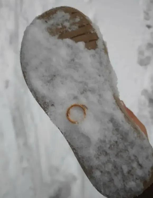 下班路上突然感觉脚硌了一下，脱掉鞋子一看，竟然有个戒指！这是谁丢的呀？