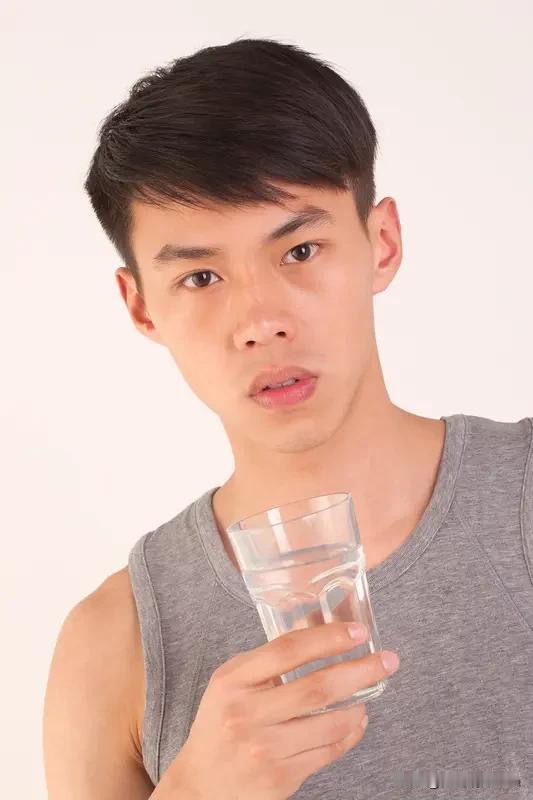 男兔水瓶与女羊摩羯配吗？
星座配对这事还挺有意思。从星座特点看，水瓶男和摩羯女的