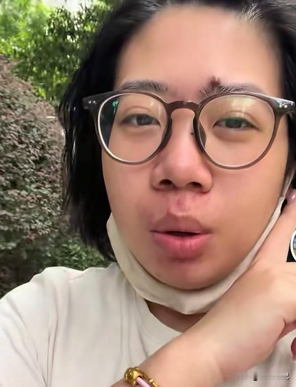 三水浓眉大眼、大鼻子、厚嘴唇，跟厉爸真的太像了，看起来不算有多漂亮，但确实是个旺