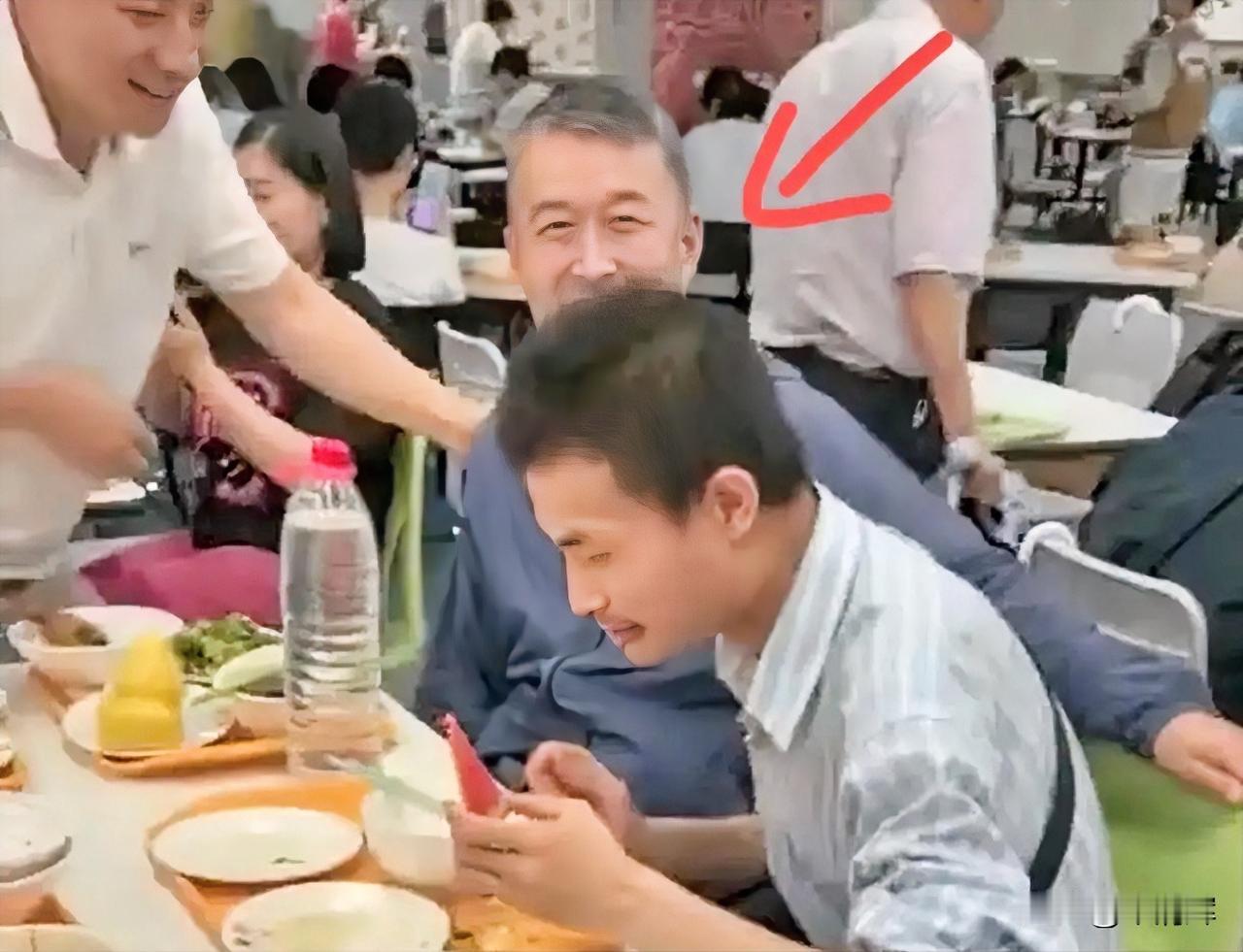 吃饭是人的本能，吃饭也拍视频难以理解。