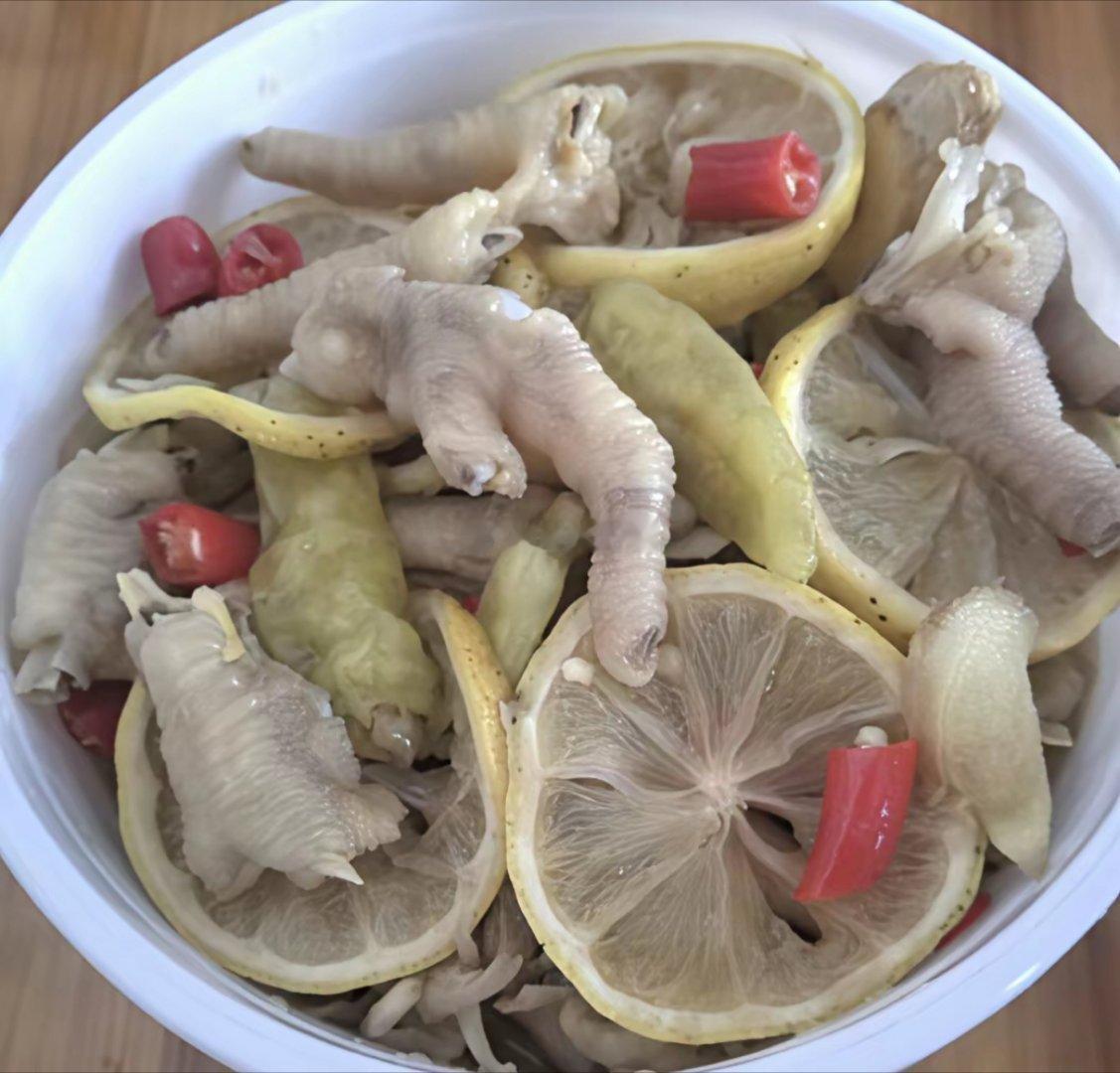 以前最爱买山椒凤爪，现在看到它上榜315，反而庆幸这几年都自己动手了。卖相一般，