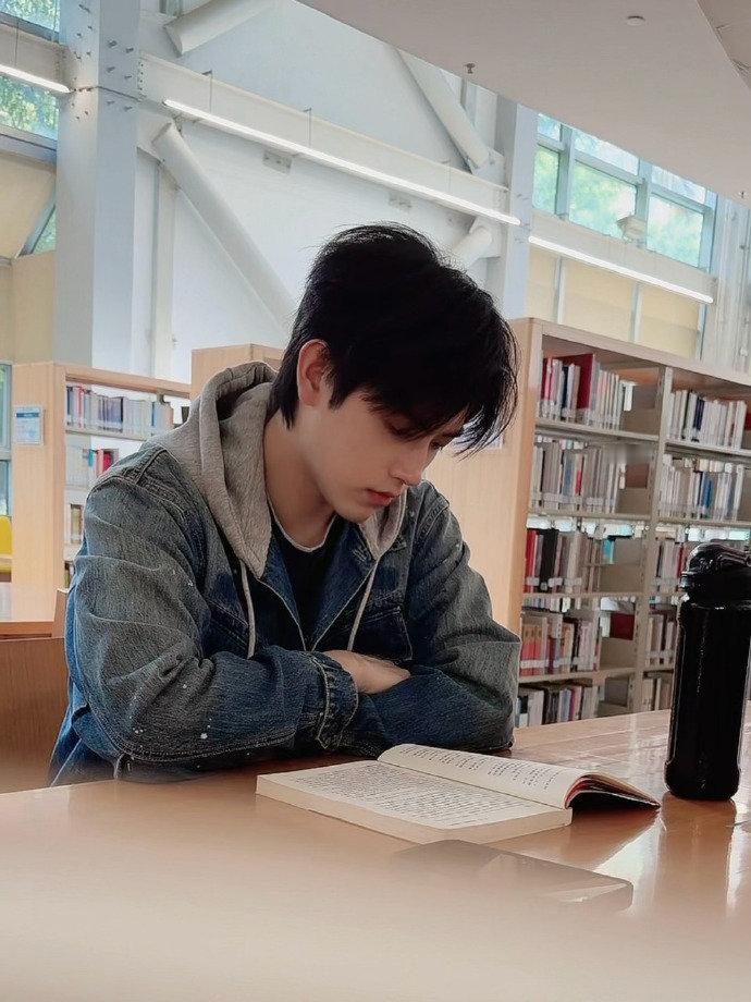 陈飞宇李峋返场陈飞宇李峋返场了！仿佛回到那个冬天陈飞宇图书馆学长