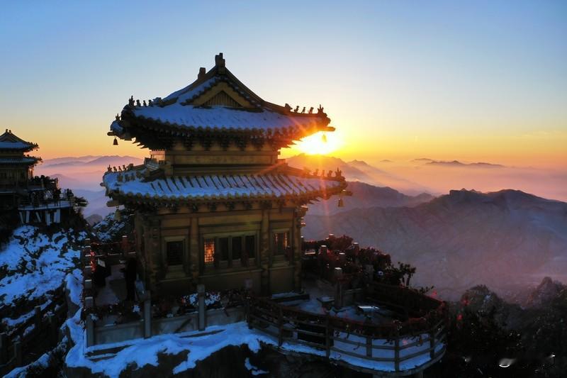 老君山凭什么成为网红第一山 老君山凭什么成为网红第一山？它能获此殊荣，大有门道。