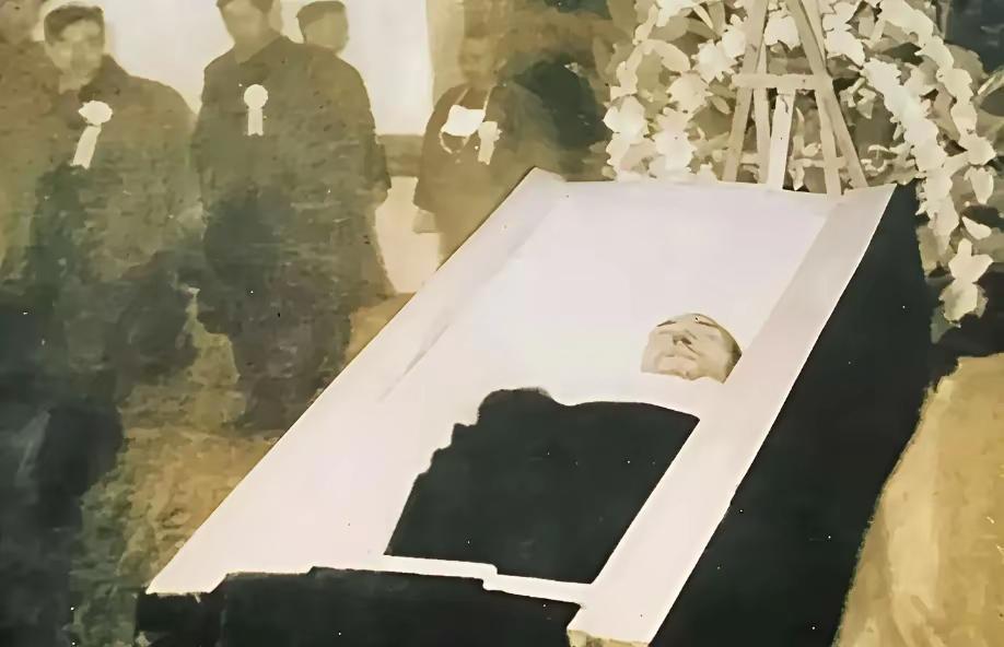 这是 1958年杨靖宇将军“入殓”时的遗容，此时他已经牺牲整整十八个年头了，他的