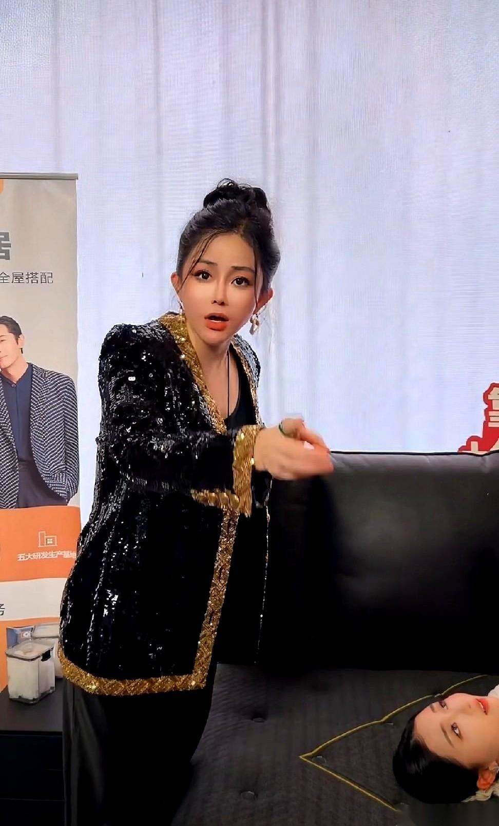 辛巴一回来，初瑞雪的直播间就变天了。
第一场直播，她当着所有人的面，直接宣布：“