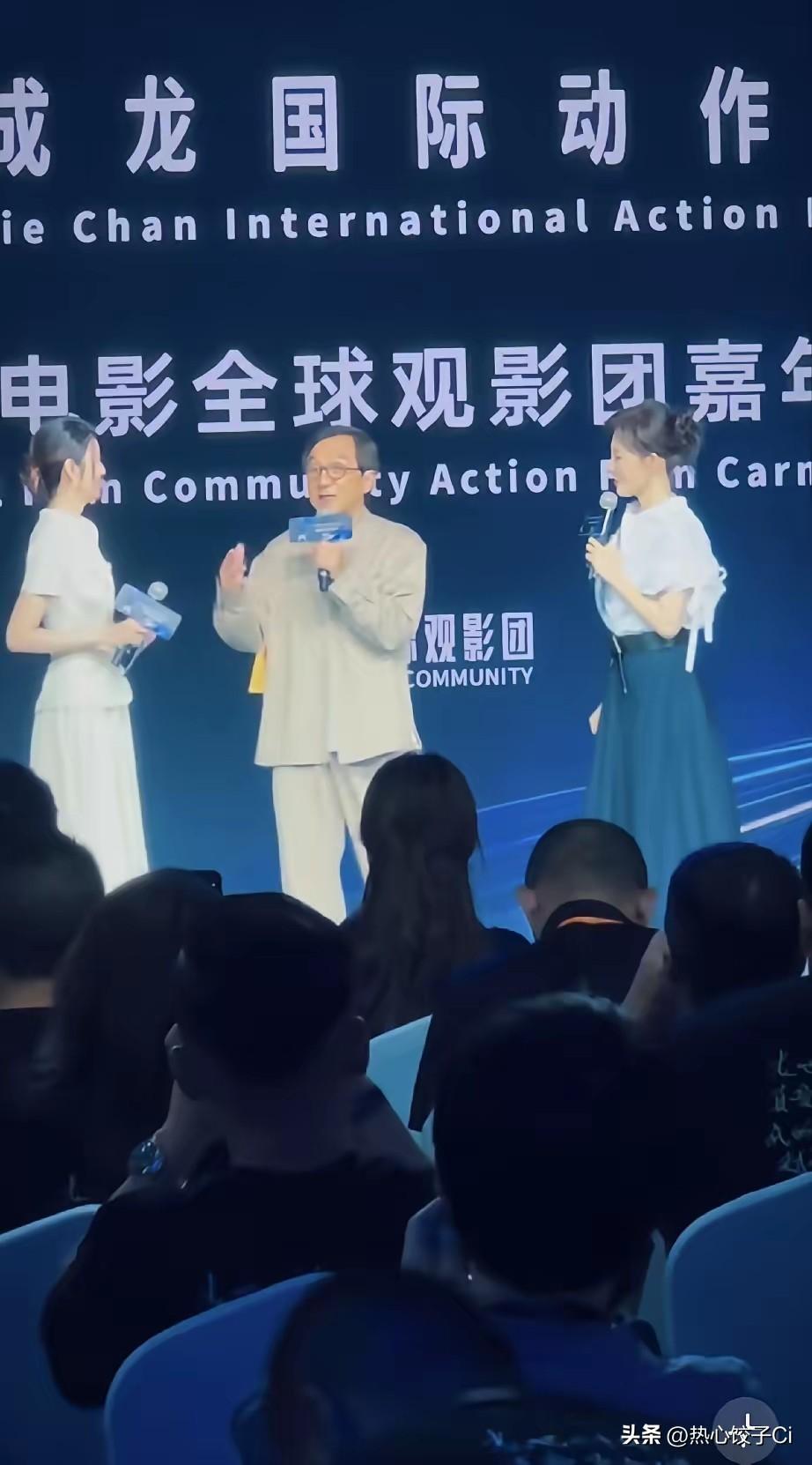 成龙曾在个访谈中说，我没有什么谈恋爱的我，我再跟你讲，我喜欢你，是跟我讲喜不喜欢