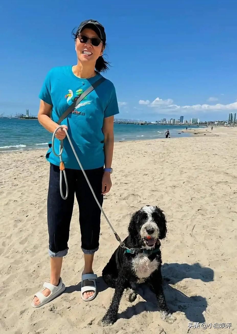 65岁的郎平教练如今主要在美国享受退休生活。她最近晒出和女儿白浪在海边遛狗、玩耍