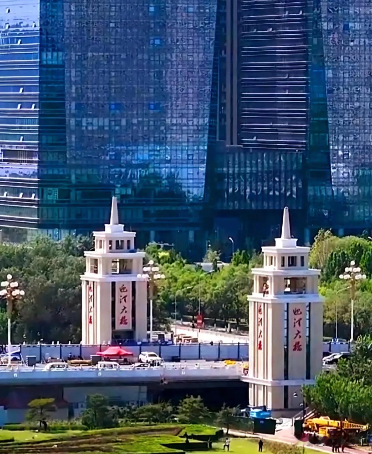 新建的迎泽大桥🌉桥头堡在现代建筑中海国际的玻璃墙体映衬下，别有一番看头。在建的