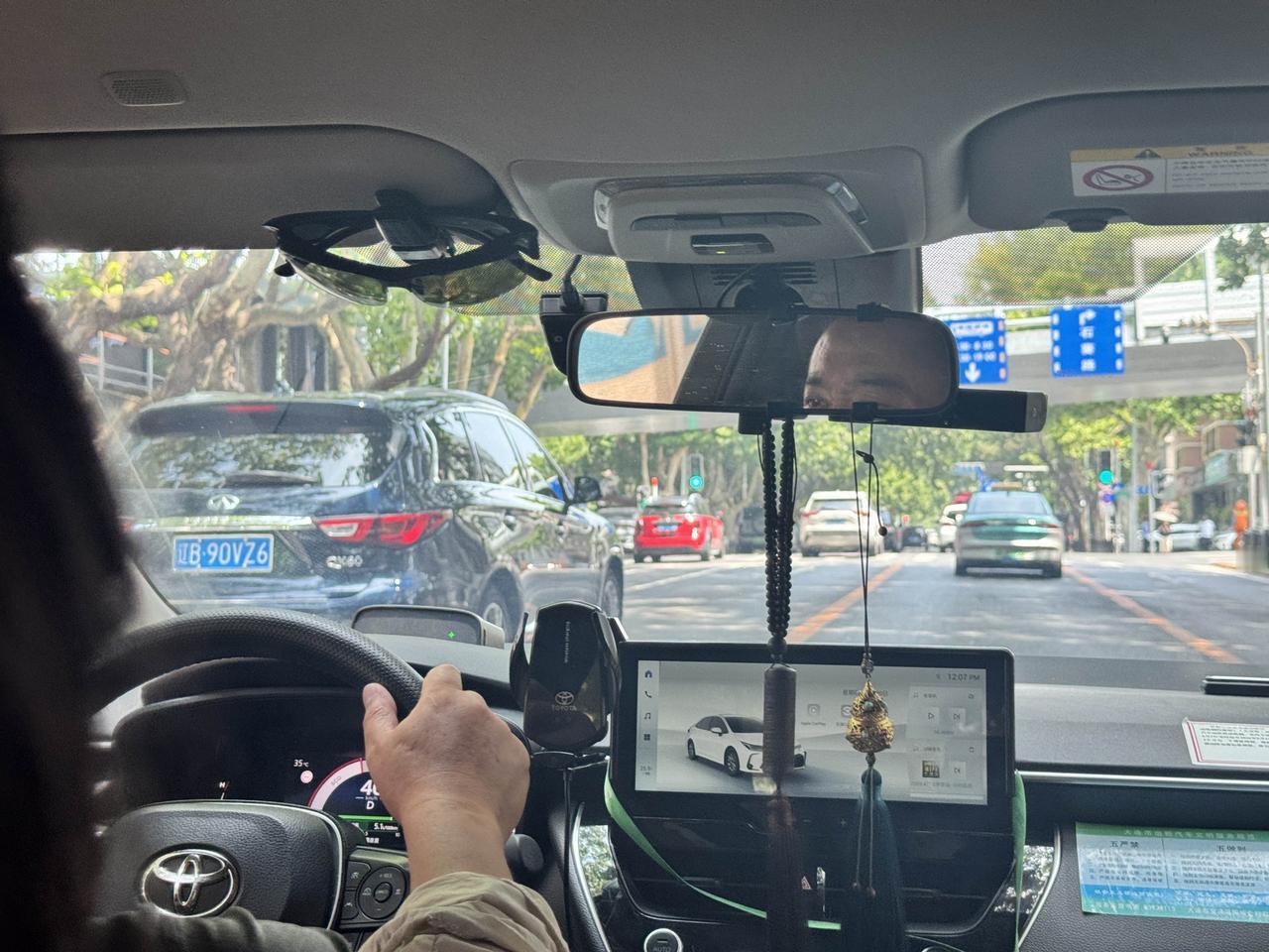 我去过不少城市，第一次见到几乎没有自行车、电动车、共享单车的大城市。

一路看过