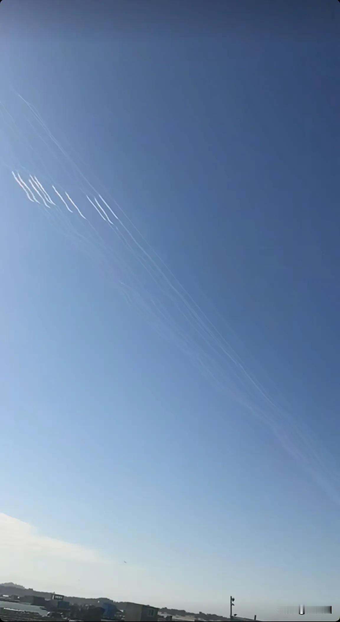 昨天早上是模拟打击，今天早上12月30日上午9时，实弹发射。

围岛演习第2天 