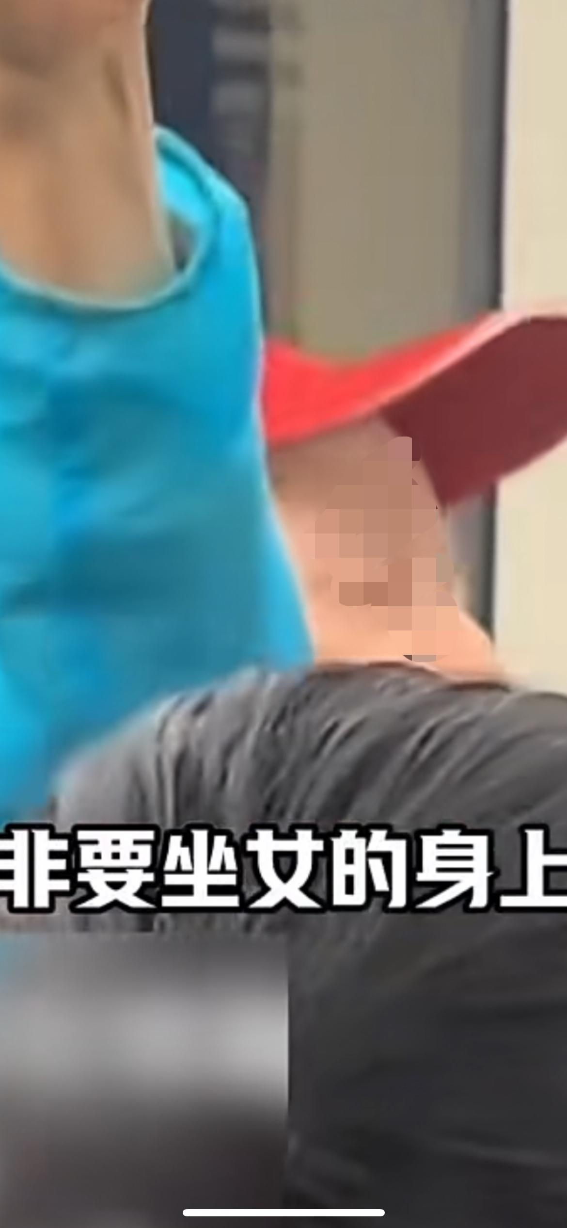 10月28日上海，地铁9号线，上海地铁一蓝衣老人没座位，有人把爱心座位让给老人，