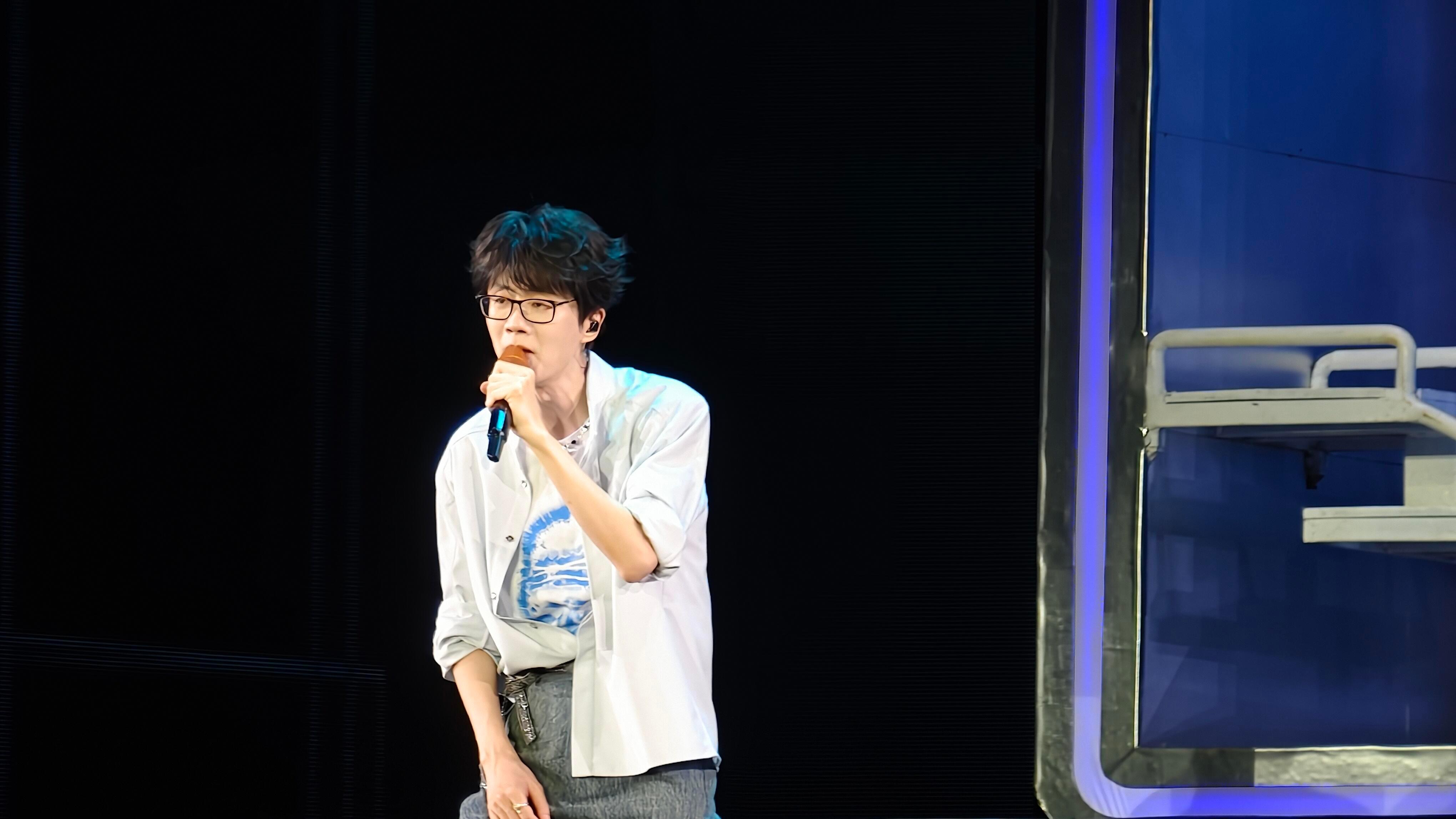 许嵩真去了东湖头天晚上东湖偶遇，第二天演唱会就变成了双向奔赴。他看见了、记住了、