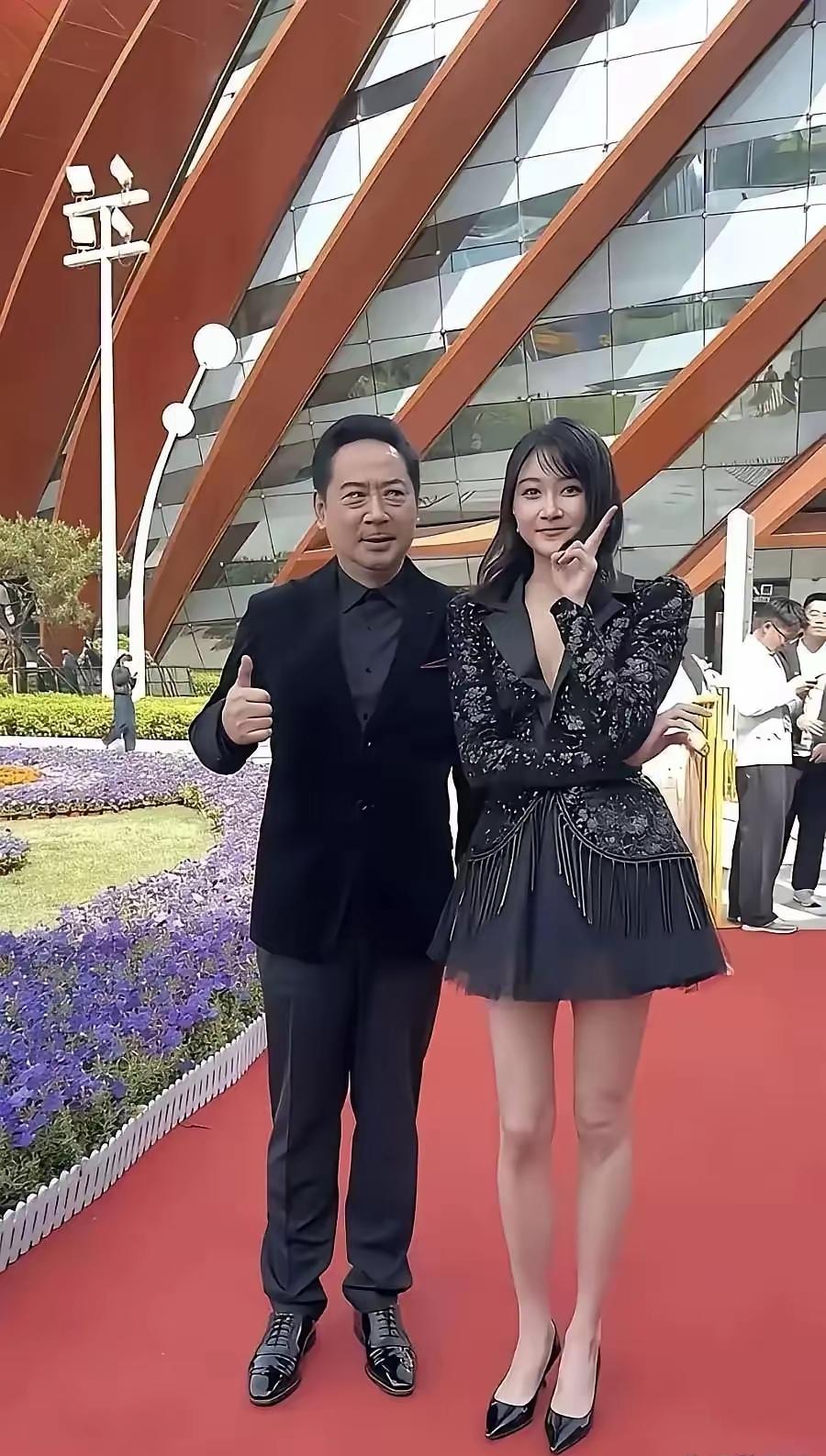 两代演员同框，是传承也是星光
 
红毯之上，光影之间，刘劲与关晓彤的这张合影，藏