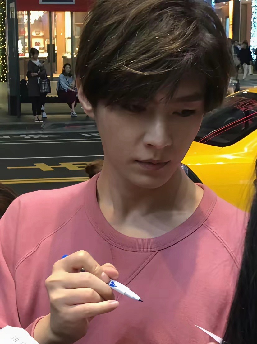 不得不说，炎亚纶放到现在男团中也是门面脸 