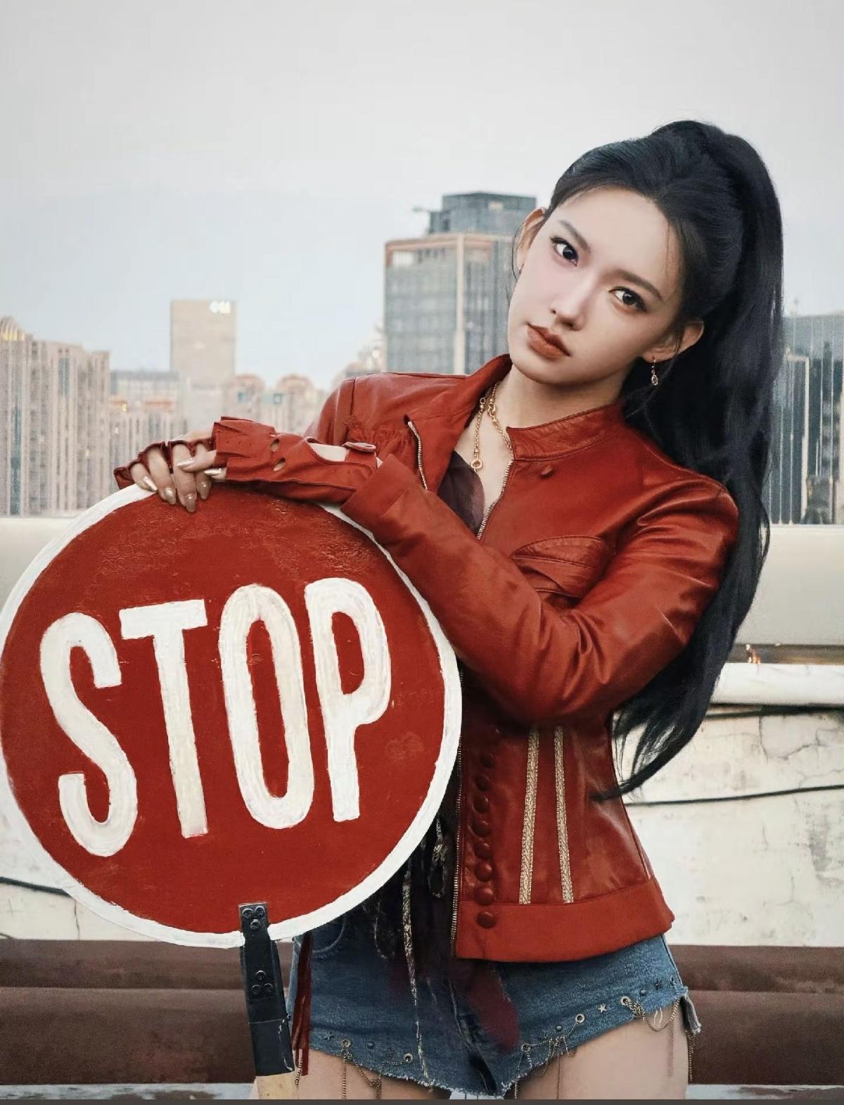 整体走酷飒赛车风，红色做旧皮夹克+同色系半指手套，呼应赛车运动的热血感[兔年大吉