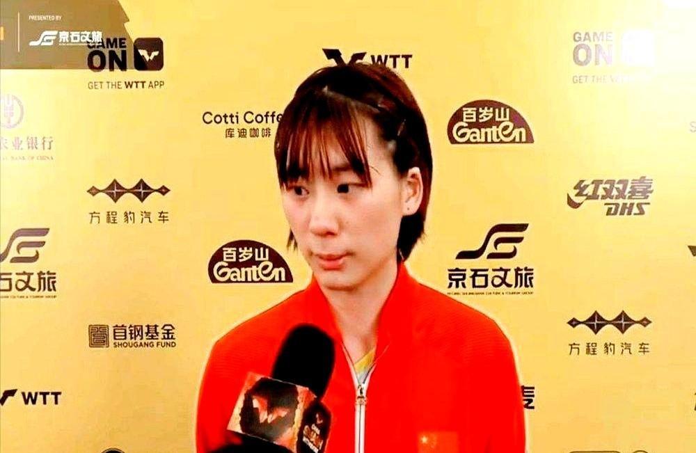 一天连打三场，全赢。混双刚输完，抹把脸，女双直接杀进四强。世界排名掉出前十，硬是