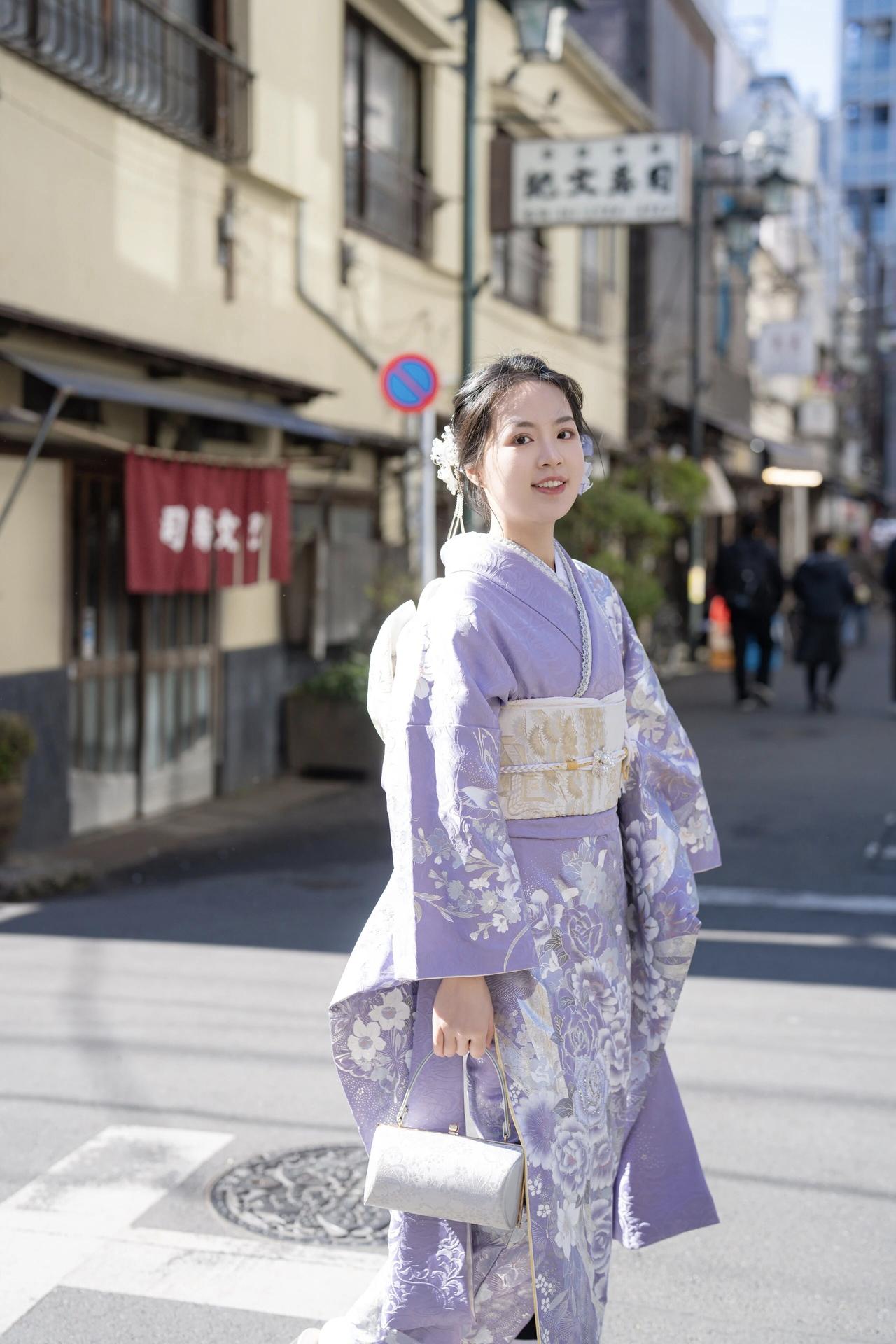 漫步京都街头，感受传统与现代的碰撞。日本女子的日常穿搭风格，笑容很甜如何穿着显身
