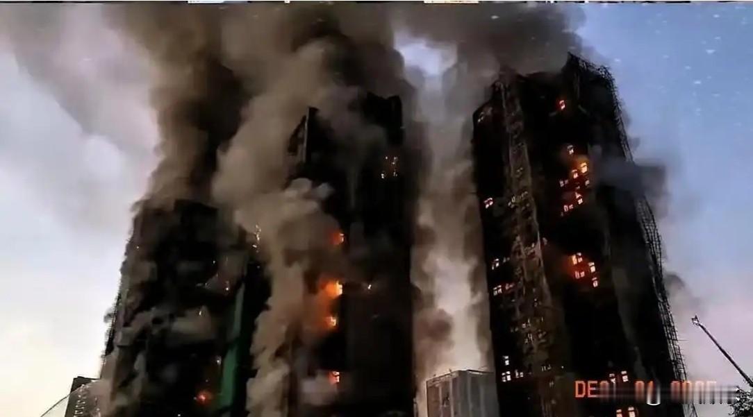 香港一场大火后，幸存者茫然说出的三句话太扎心！展现了普通人在复杂规则前的无力与困