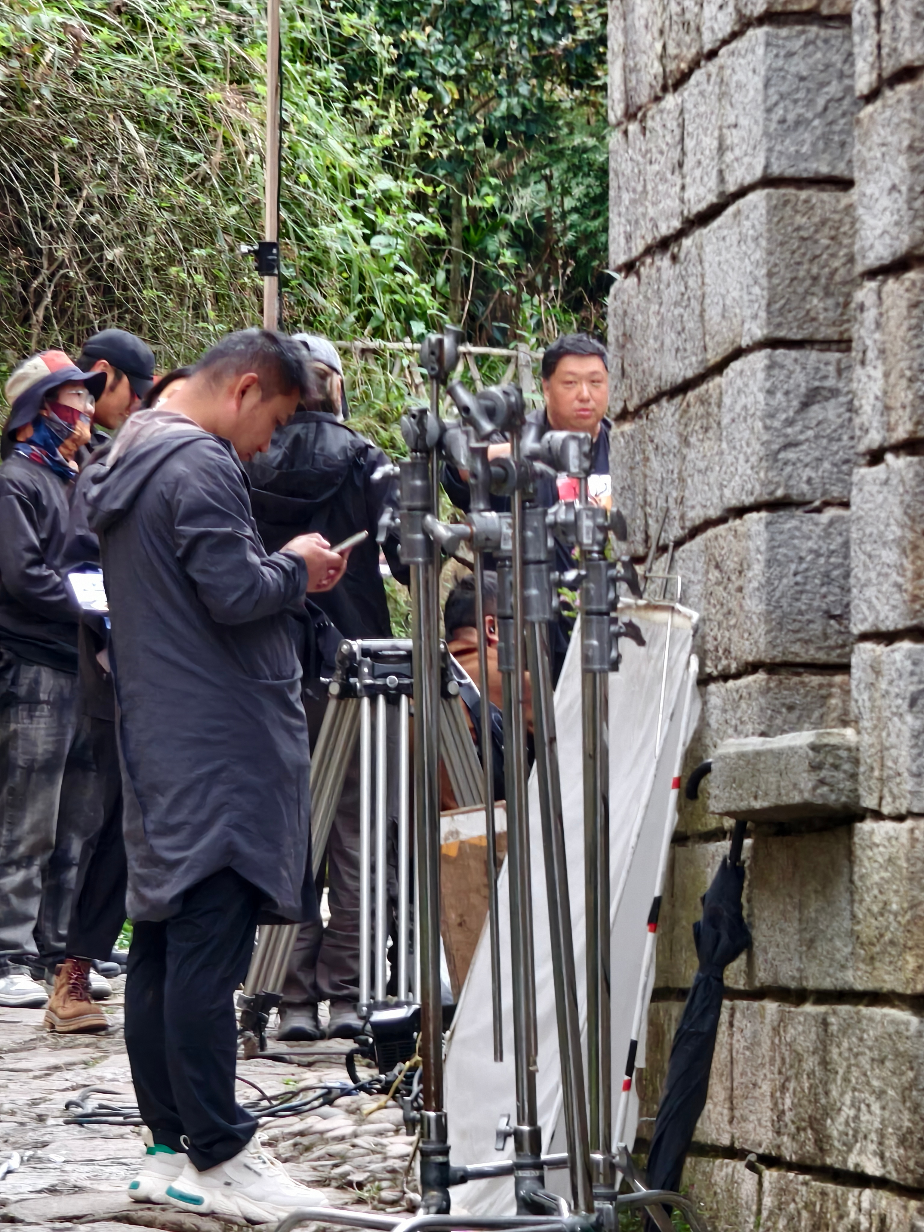 今天出门还遇到剧组，来这边拍网剧的。不过这个地方确实很天然，去的是一个网红书店这