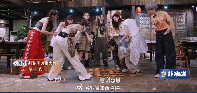 吴宣仪张小婉你们收手吧吴宣仪和张小婉拍画片太逗了！别人一次就成拿湘菜，她俩拍半天