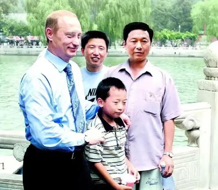普京合影无数张，但有一张，跨越26年还在被人提起。

彭湃现在的工作单位，是湖南