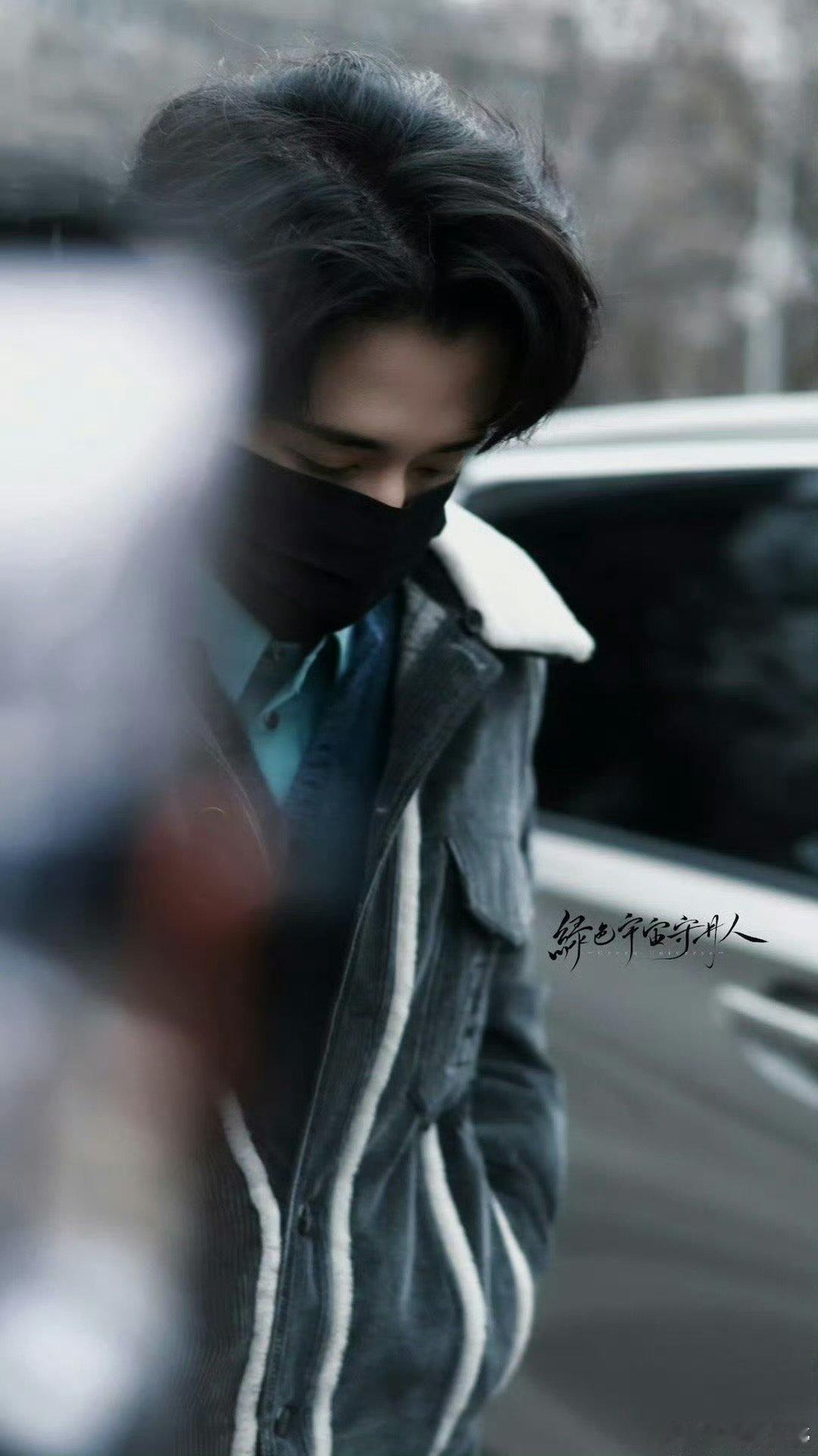 张新成春晚彩排 春晚联排打卡张新成！特种兵式赶场超拼，帅气却全程在线，怼脸生图惊